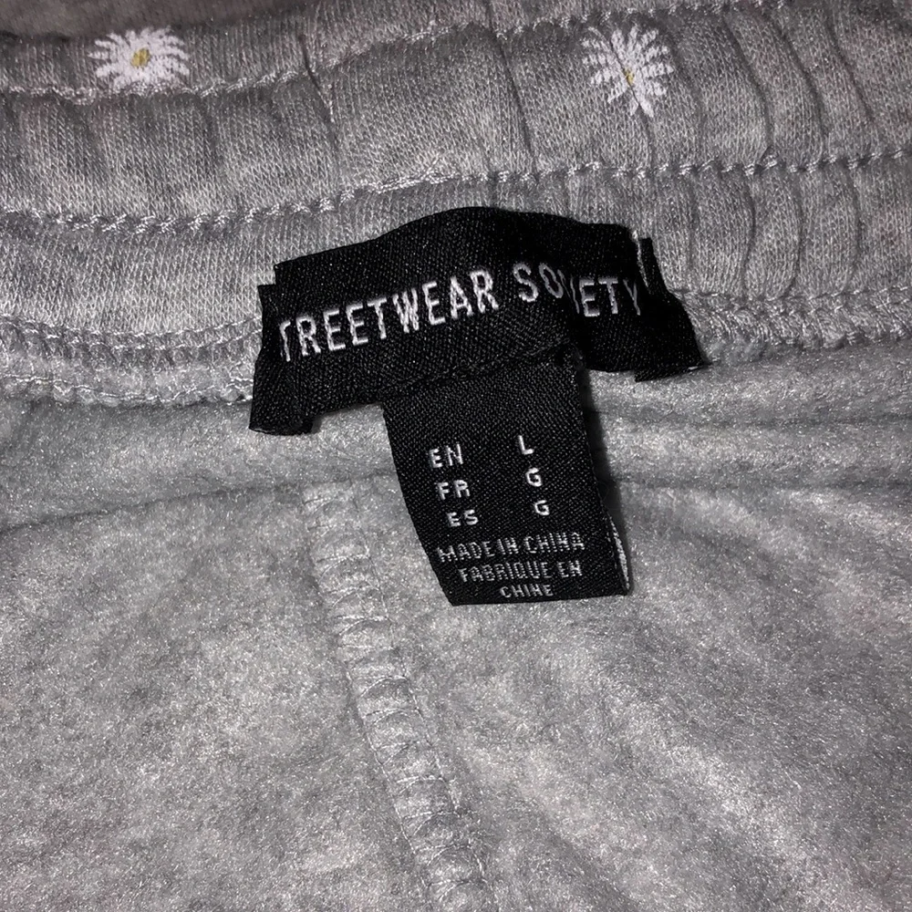 Rue 21 flower sweatpants - Picture 3 of 4